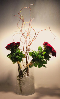 Vaso de dos rosas en hielo, para cumpleaños. Rebolledo Floristas. Santander, Cantabria