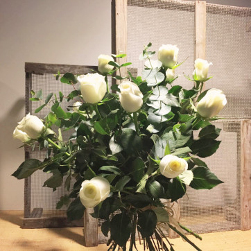 Ramo blanco de doce rosas blancas