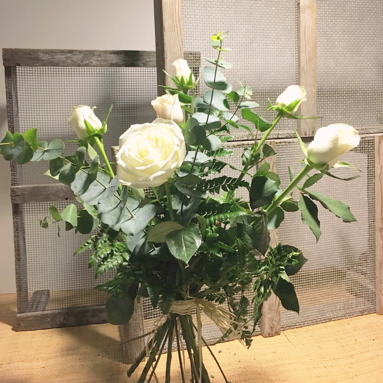 Ramo de 6 rosas blancas largas