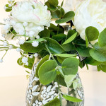 Jarrón con flor de tela en tonos blancos-detalle de vaso-Rebolledo Floristas