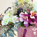 Centro de flores de tela en rosa y blanco-detalle de flor-Rebolledo Floristas